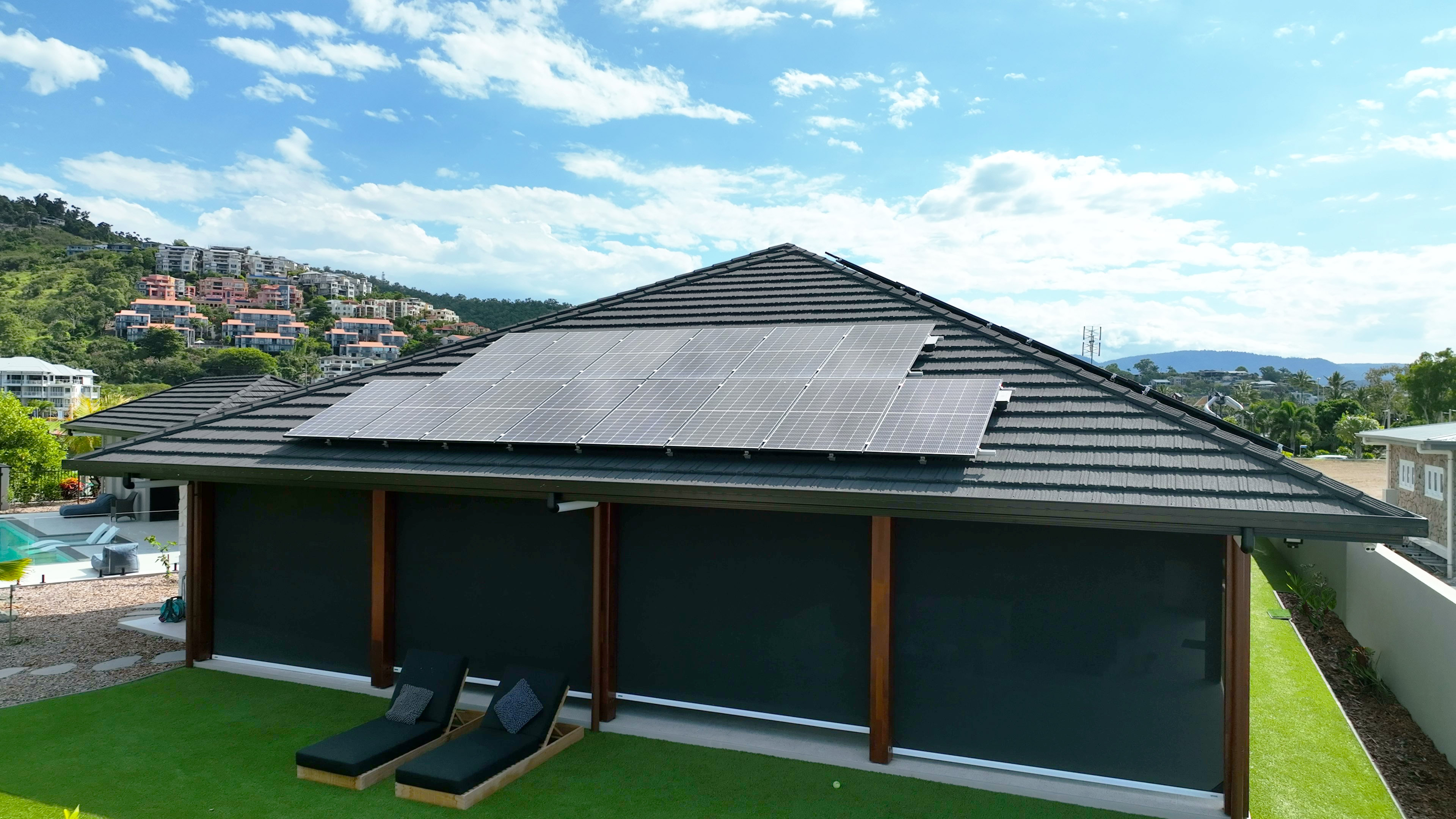 Gerard Stratos steel panel roof in charcoal colour at Airlie Beach.