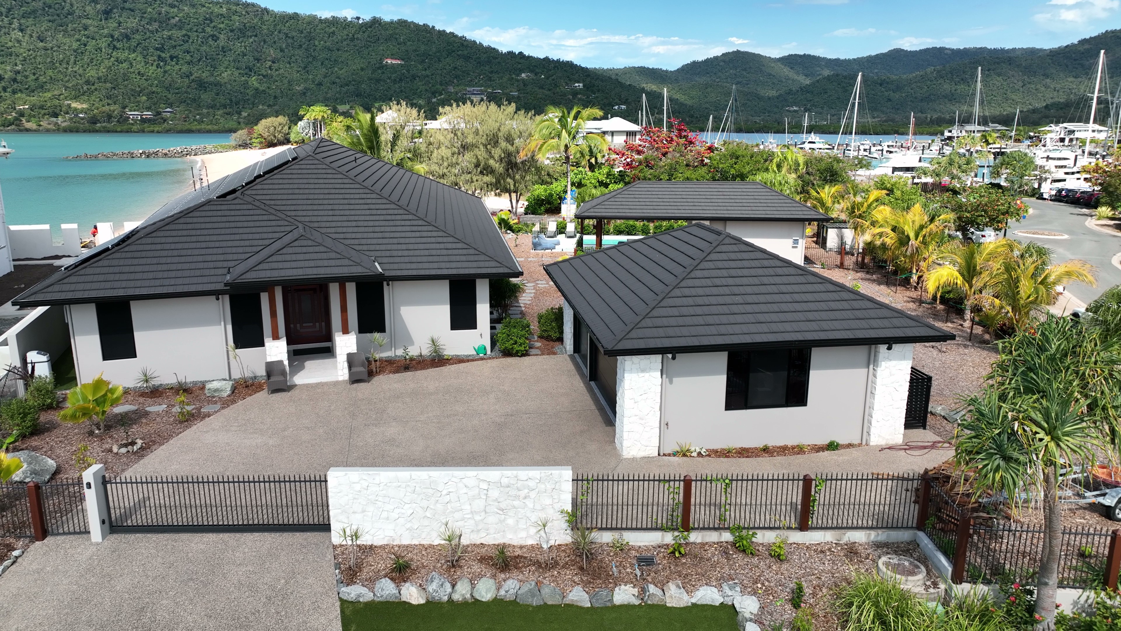Gerard Stratos steel panel roof in charcoal colour at Airlie Beach.